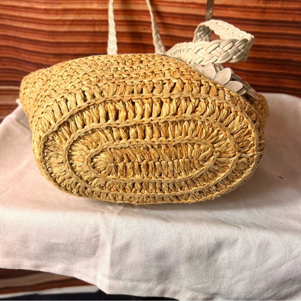 Brighton Straw Shoulder Bag with White & Yellow Daisy Appliqués - Picture 12 of 16